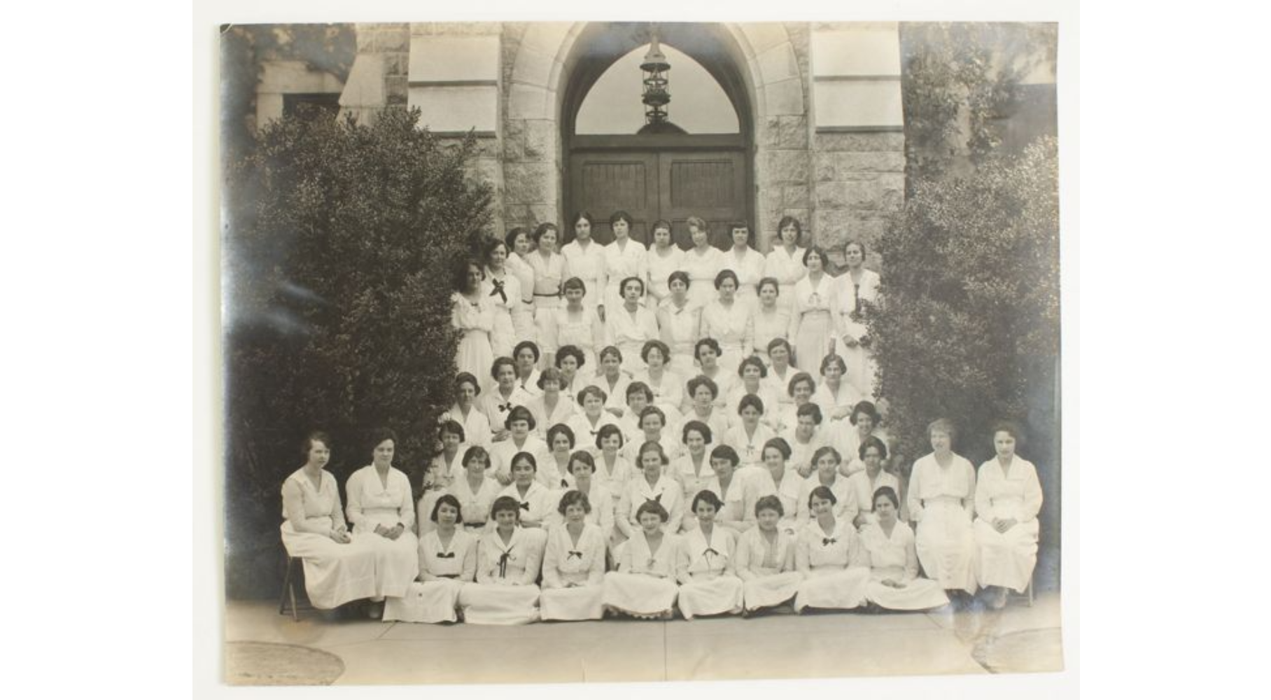 Black-and-white photo of Bryn Mawr's 1920 Class all wearing white.